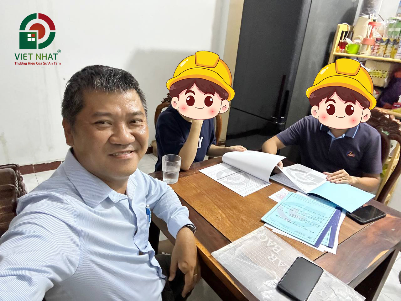 Hình ảnh gia đình Chị Khánh kiểm tra hợp đồng trước khi ký