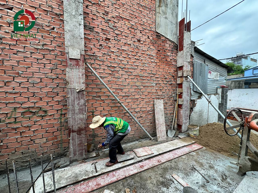 Hình ảnh thi công dựng cốp pha đổ cột