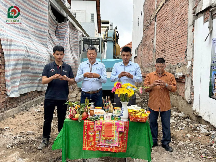 Hình ảnh đội ngũ của Việt Nhật Group đồng hành cùng gia đình