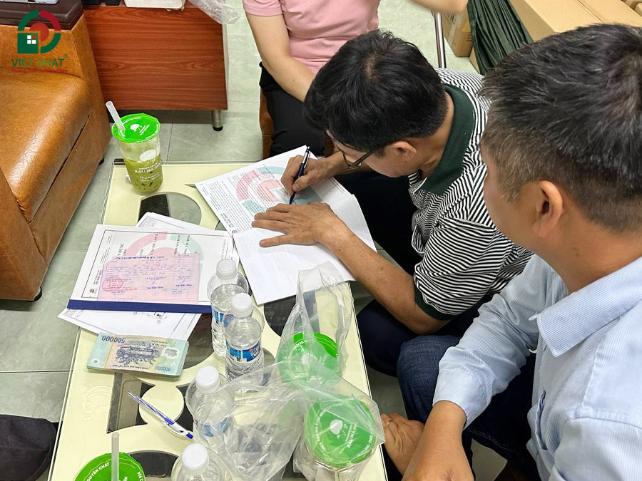 Hình ảnh Anh Thi ký hợp đồng xây nhà trọn gói 3 tầng