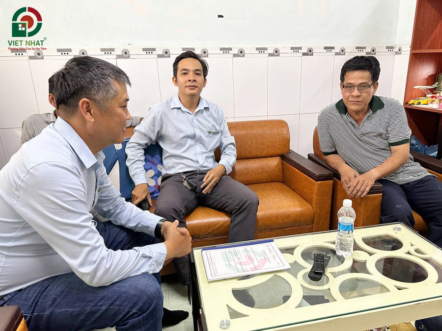 Hình ảnh Việt Nhật Group trao đổi cùng gia đình Anh Thi trước khi ký hợp đồng