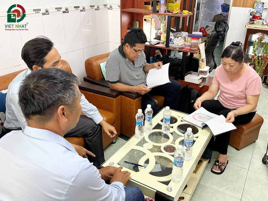 Hình ảnh gia đình Anh Thi ký hợp đồng cùng Việt Nhật Group