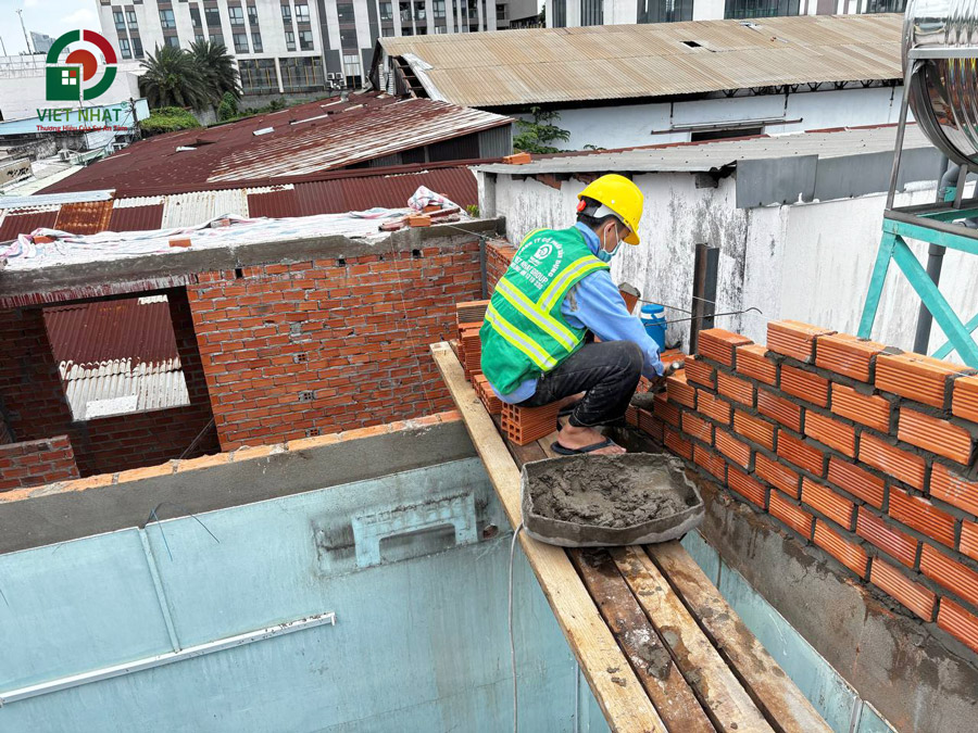 Hình ảnh thi công xây tường bao mái