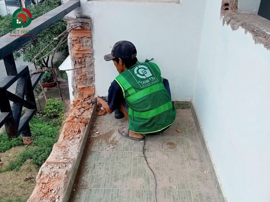 Thi công đục tường ban công