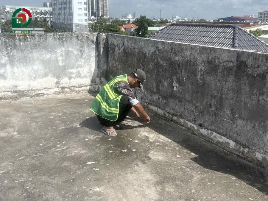 Thi công làm sạch mặt bằng sân thượng